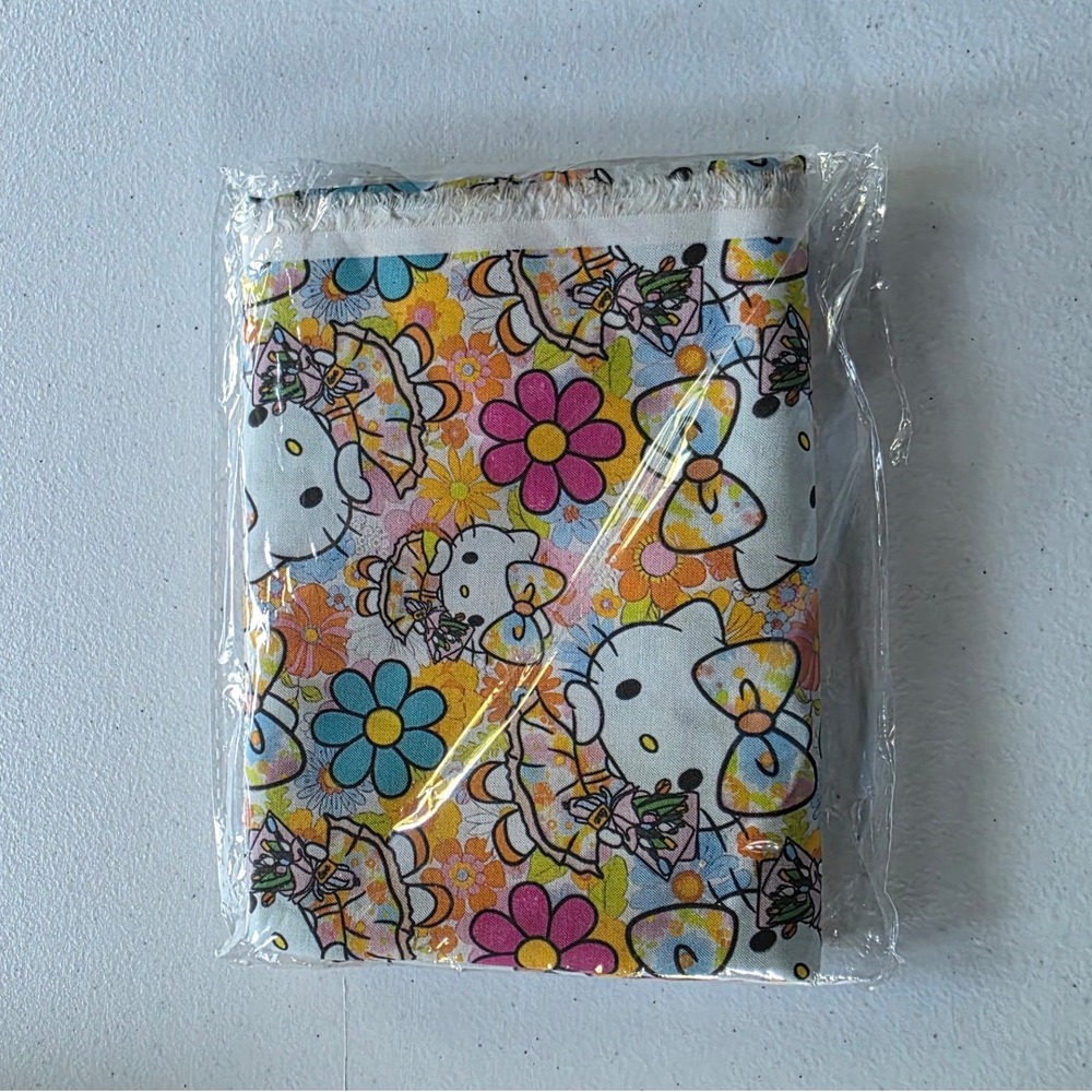 Hello Kitty Floral Cotton Fabric 1 Yard Uncut Sanrio Retro 70s Daisy Print - Picture 3 of 3